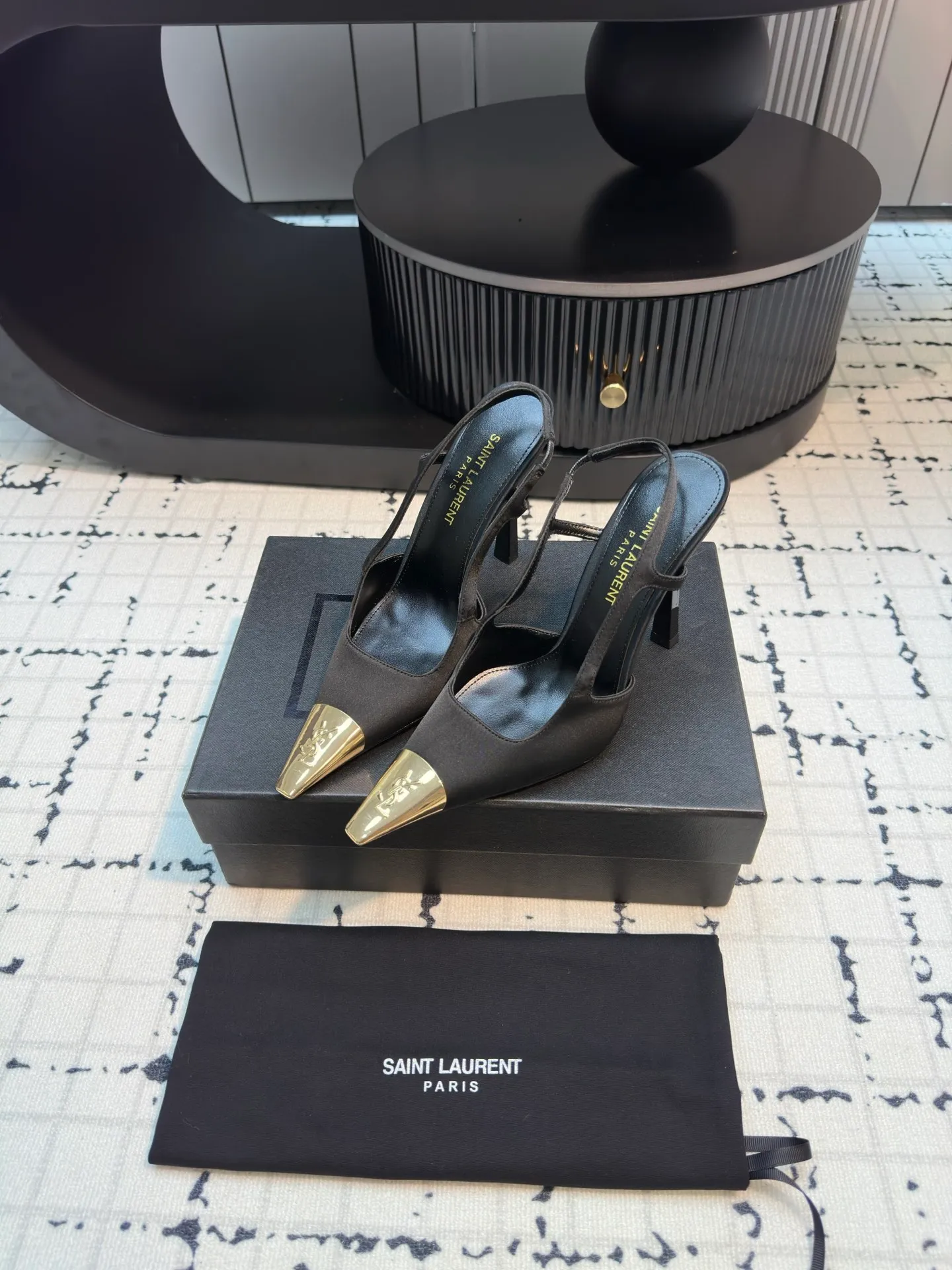 👟👟Ex-factory price 560👟👟 laurent 2025 spring and summer new YSL small gold-toed high heels, very stable on the foot, super heeling, feel free to buy! The heel is custom-made from a new mold. It is an exclusive heel. The height is the same as the original one to distinguish various incorrect versions! High-end sexy, ysl still understands women best❤️ Upper: Silk Lining: Sheepskin Sole: Italian genuine leather outsole Size: 35/40 (40 is custom-made and cannot be returned or exchanged)